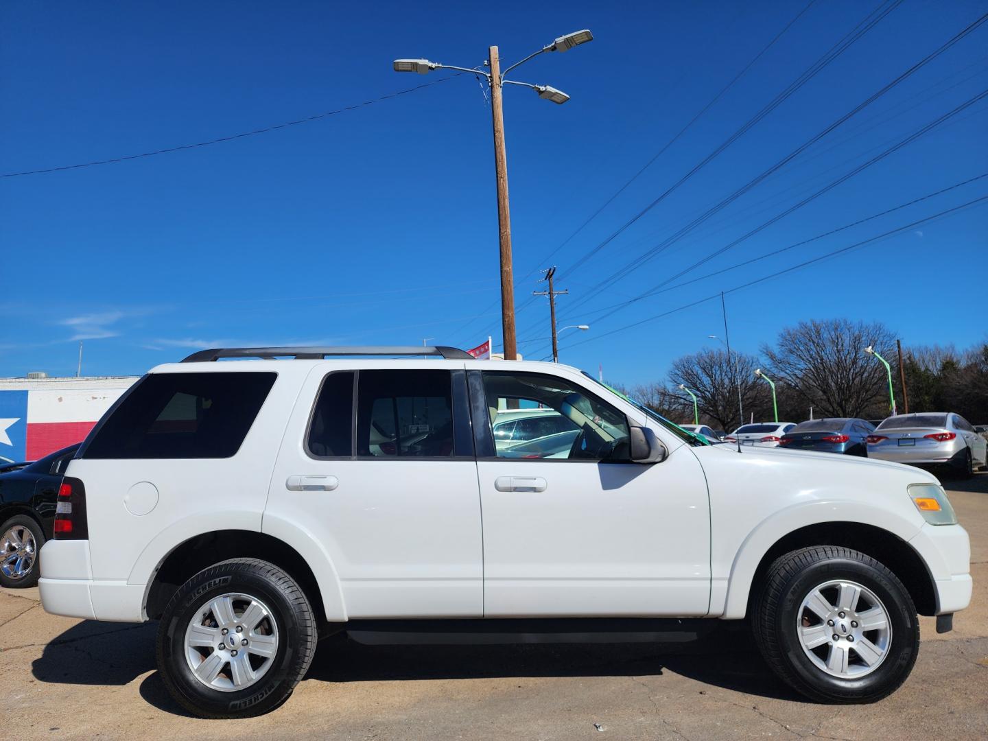 2009 WHITE Ford Explorer XLT (1FMEU73E19U) , AUTO transmission, located at 2660 S.Garland Avenue, Garland, TX, 75041, (469) 298-3118, 32.885551, -96.655602 - Welcome to DallasAutos4Less, one of the Premier BUY HERE PAY HERE Dealers in the North Dallas Area. We specialize in financing to people with NO CREDIT or BAD CREDIT. We need proof of income, proof of residence, and a ID. Come buy your new car from us today!! This is a Super Clean 2009 FORD EXPLO - Photo#2